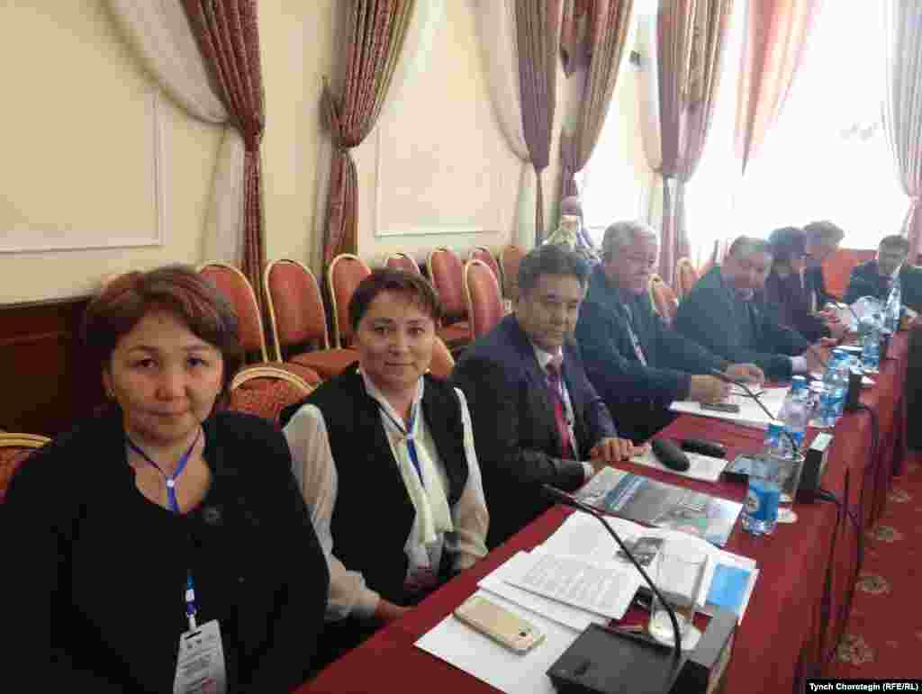 "Сталиндик репрессиянын күнөөсүз курмандыктары элдин эсинде" аттуу эл аралык илимий жыйында. Сол жактагы төртөө - Гүлжамал Эсеналиева (НарынМУ), Моймол Жусупова (ТаласМУ), Сыдык Смадияров (ОшМУ), Турдумамат Кадыров (ОшМУ).&nbsp; 08.11.2017.