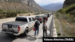 რუსეთის მოქალაქეები კვეთენ საზღვარს საქართველოს მიმართულებით. ზემო ლარსი. სექტემბერი, 2022 წელი