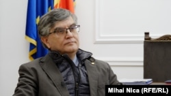 Mircea Dumitru este vicepreședintele Consiliului Național de Atestare a Titlurilor, Diplomelor și Certificatelor Universitare, organism care nu mai poate verifica acuzațiile de plagiat după decizia CCR. Mircea Dumitru este și vicepreședinte al Academiei Române.