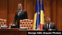 Marcel Ciolacu se pregătește să preia postul de prim-ministru, după „rotativă”. Nicolae Ciucă va părăsi fotoliul de premier, după 25 mai. (Cei doi lideri ai Coaliției, în sala de plen a Camerei Deputaților)