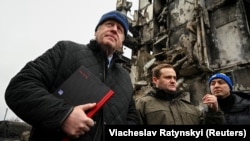 Борис Жонсон Украинанын согуштан талкаланган айылдарынын биринде.