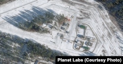 Baza e municionit 1.405 në një imazh satelitor të 24 shkurtit.