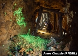 O secțiune dintr-o mină de uraniu abandonată din sudul Boemiei, unde cristalele de autunită strălucesc sub lumina UV.