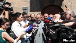 არქიეპისკოპოს მიქაელ აჯაპაჰიანს სახელმწიფო გადატრიალებისკენ მოწოდებას ედავებიან