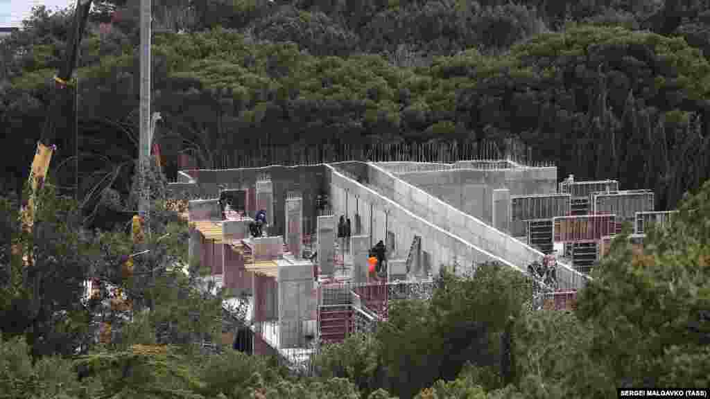 Відповідно до законів України, парк у Форосі &ndash; пам'ятник і природоохоронна територія загальнодержавного значення. Йому майже 190 років. Будівельні роботи в парку почалися восени 2020 року. &nbsp; 1 березня місцеві активісти опублікували звернення до президента Росії Володимира Путіна: &laquo;Фороському парку вже завдано колосальних збитків. Більше немає футбольного поля, де грав сам Юрій Гагарін &ndash; там вже стоїть величезний бетонний будинок. Немає і будівлі старої стайні &ndash; все це перетворено в руїни. Ні безлічі дерев, і жодна компенсуюча висадка не заповнить цю втрату. Що буде далі, страшно навіть уявити. Ми не маємо морального права допустити забудову парку об'єктами, які будуть обнесені парканами і порушать його ландшафт і цілісність&raquo;