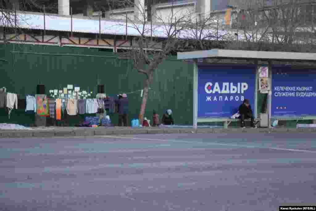 Предвыборный баннер кандидата в президенты Садыра Жапарова у блошиного рынка