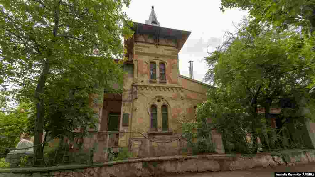 Під час Другої світової війни маєток використовували німецькі окупанти. Ймовірно, тому будівля не постраждала і навіть збереглося її внутрішнє оздоблення. Рішенням Кримського облвиконкому від 05.06.1984р. №230 будівлю поставлено на облік як пам'ятку архітектури місцевого значення