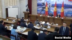 Курултай мыйзамы боюнча талкуу.