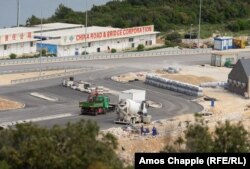 Kineski radnici grade sjeverni kraj mosta, početak svibnja 2022.