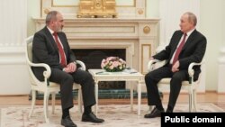 Премьер-министр Армении Никол Пашинян (слева) и президент России Владимир Путин 