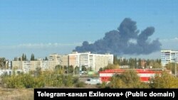 Dim iz ruskog petrohemijskog kompleksa Salavat posle napada ukrajinskih dronova, 24. septembar 2025.