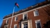 Ambasada afgane në Uashington, e cila ende mban flamurin trengjyrësh zi-kuq-jeshile.