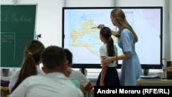 Denumirea disciplinei școlare „Istoria românilor” a fost mereu considerată una controversată, iar de-a lungul ultimelor trei decenii au fost mai multe tentative de a o schimba.