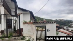 Oborri i një shtëpie të braktisur në lagjen Nënkalaja, Prizren, maj 2022.