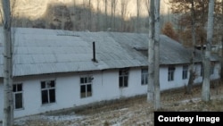 Баткендин Кыштут айылындагы орто мектептин артынан көрүнүшү. 2022-жыл.