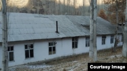 Баткендин Кыштут айылындагы орто мектептин артынан көрүнүшү. 2022-жыл.