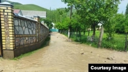 Май айындагы катуу жааган жаандан улам өлкөнүн дээрлик бардык аймагында сел жүрдү. 