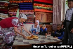 Айнура Шабданова неберелери менен чай үстүндө.