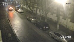 Світла автівка пригальмовує на перехресті і тричі блимає стоп-сигналами