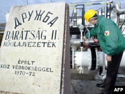 Венгерский инженер работает на приёмной площадке нефтепровода "Дружба" на нефтеперерабатывающем заводе к югу от Будапешта. (архивное фото)