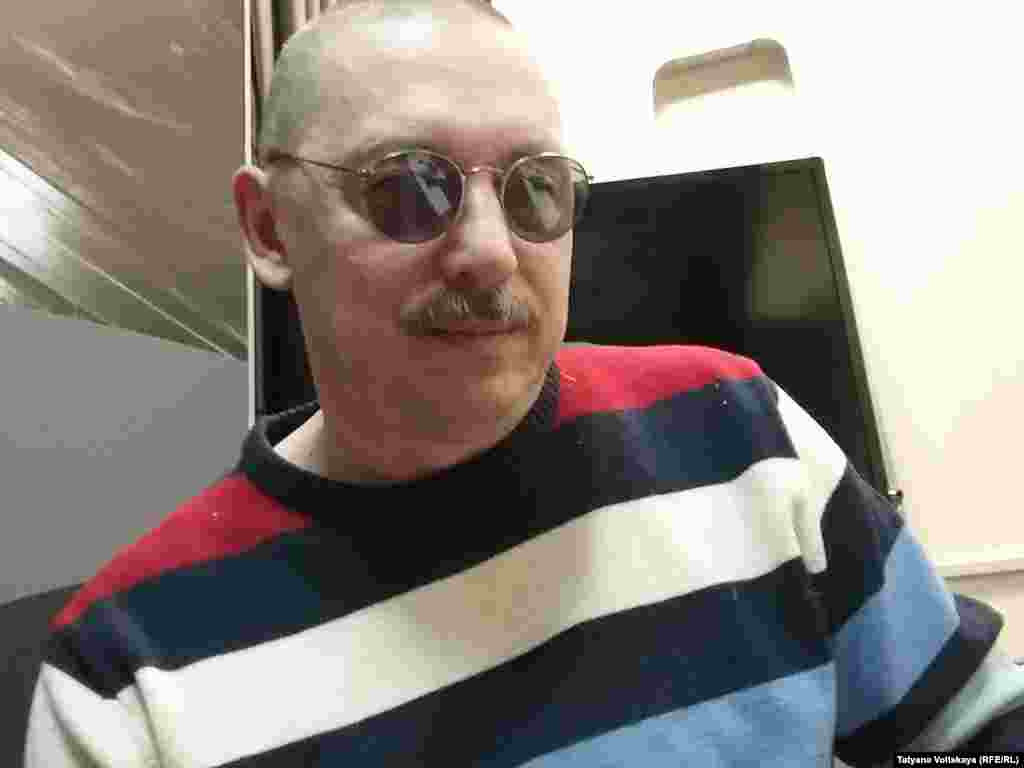 В октябре 2018 года неизвестные оставили перед зданием газеты траурный венок и записку с угрозами корреспонденту "Новой" Денису Короткову. Похоронный венок с запиской, в которой его называли "предателем", Короткову также отправили по почте на домашний адрес. Незадолго до этого случая журналист опубликовал статью о "поваре Путина" Евгении Пригожине, в которой утверждалось, что один из его помощников участвовал в покушениях на оппонентов Пригожина и как минимум в одном убийстве. Неизвестные также оставили у здания редакции корзину с отрубленной головой барана и красными гвоздиками с запиской: "Главному редактору Новой газеты, с приветом Вам и Короткову"