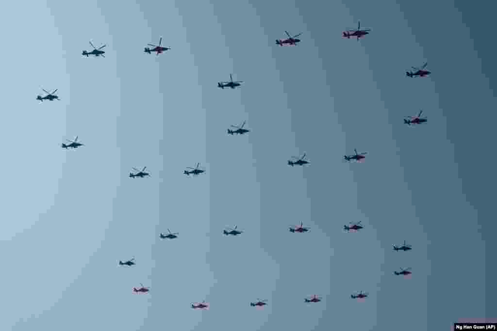 Helikopterë duke fluturuar në kuadër të paradës ushtarake të Kinës.