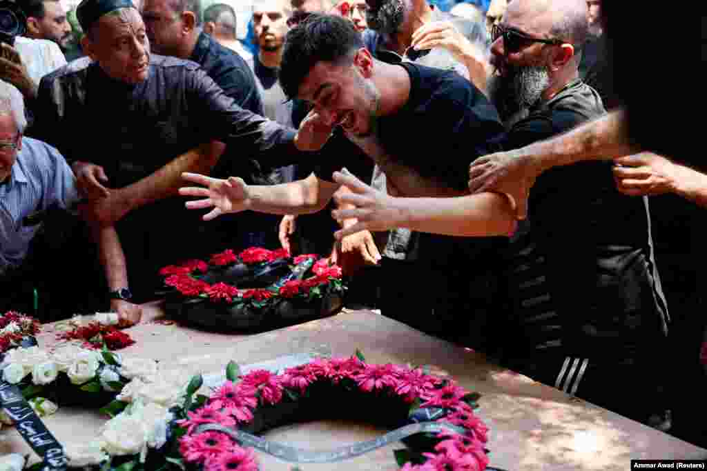 Muškarac plače dok prijatelji i porodica prisustvuju sahrani Manar Khatib i njene dvije kćerke, Hale (20) i Shade, kao i rođaka, koji su poginuli u iranskom raketnom napadu na Tamru, sjeverni Izrael, 17. juna.