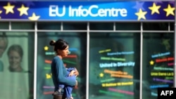 Архивска фотографија: Жена со дете проси пред седиштето на ЕУ во Скопје