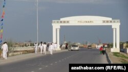 Türkmenabatdaky ýöriş "Saglyk
ýolunyň" esasy derwezesinden başlandy we takmynan bir ýarym sagat töweregi dowam edip, ýörite pellehanada tamamlandy. Türkmenabat, 7-nji aprel, 2012.