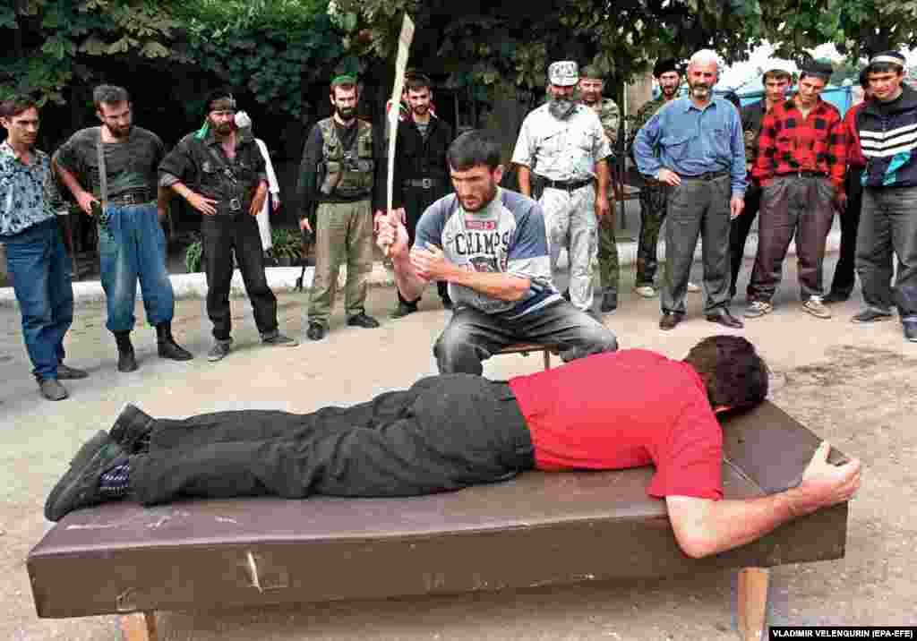 კაცის გაროზგვა გროზნოში 1996 წელს. ომით გამოწვეულმა ნგრევამ და შედარებითმა იზოლაციამ, რაც მას მოჰყვა, ჩეჩნეთში ხელსაყრელი პირობები შექმნა ექსტრემიზმისთვის. ქუჩაში ძალადობა ერთ-ერთ მთავარ პრობლემად იქცა. 1997 წელს რეგიონმა შარიათის კანონი მიიღო და სასჯელის საჯაროდ აღსრულება დაიწყო.