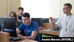 Anul trecut, admiterea în universități s-a făcut în premieră online. În imagine - un tânăr este ajutat de voluntarii Universității de Stat din Moldova să se conecteze pe platforma eadmitere, iulie 2024.