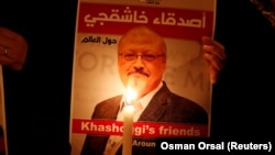 Демонстрант држи постер со слика на саудискиот новинар Џамал Кашоги пред конзулатот на Саудиска Арабија во Истанбул, Турција, 25 октомври 2018 година.