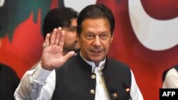 د پاکستان تحريک انصاف مشر عمران خان له وفاقي حکومته ژرترژره په ملک کې د عامو انتخاباتو غوښتنه کوي خو هغوی یې نه مني - پخوانی انځور.