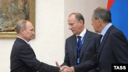 ვლადიმირ პუტინი, ნიკოლაი პატრუშევი (შუაში) და სერგეი ლავროვი