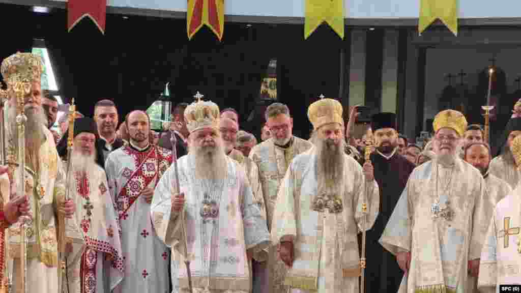 "Braćo i sestre, sigurni smo da će i druge pomesne crkve dočekati autokefalnost Makedonske pravoslavne crkve &ndash; Ohridske arhiepiskopije", rekao je patrijarh Porfirije (u sredini, desno). Arhiepiskop ohridski i makedonski Stefan (u sredini, levo) zahvalio je članovima Svetog arhijerejskog sinoda Srpske pravoslavne crkve na priznanju autokefalnosti Makedonske pravoslavne crkve.