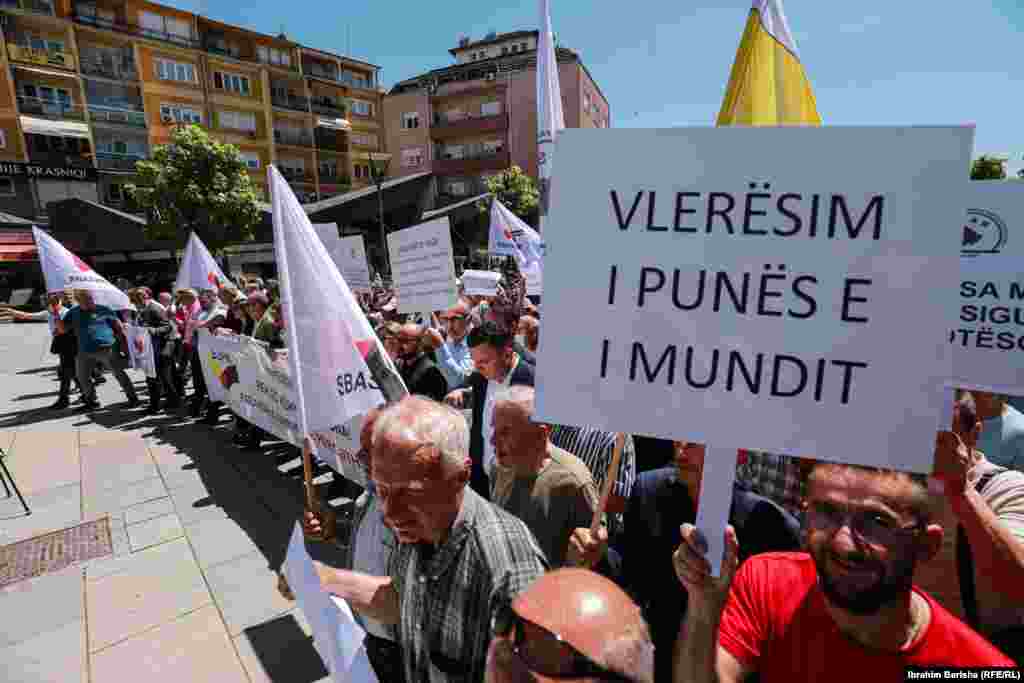 Ndër kërkesat e protestuesve ishte edhe vlerësim i punës së tyre.&nbsp;