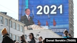 Discursul lui Vladimir Putin a abundat în promisiuni pentru o viața mai bună a populației. El a fost proiectat live pe o clădire din Ekaterinburg.