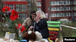 Орусиянын чабуулу болгон жерде ыйлап отурган жарандар. Кривой Рог, Украина, 5-апрель, 2025-жыл.