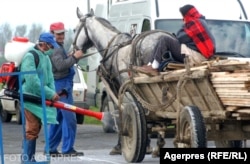 Imagine din 2006, din orașul Codlea. O căruță este dezinfectată împotriva gripei aviare, cu care România se confrunta la acea vreme.