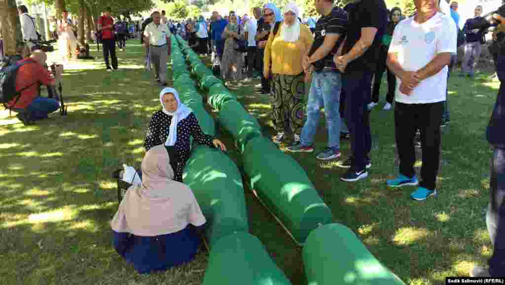 Членови на семејствата на убиените покрај ковчегот пред верската церемонија, 11 јули 2022 година.