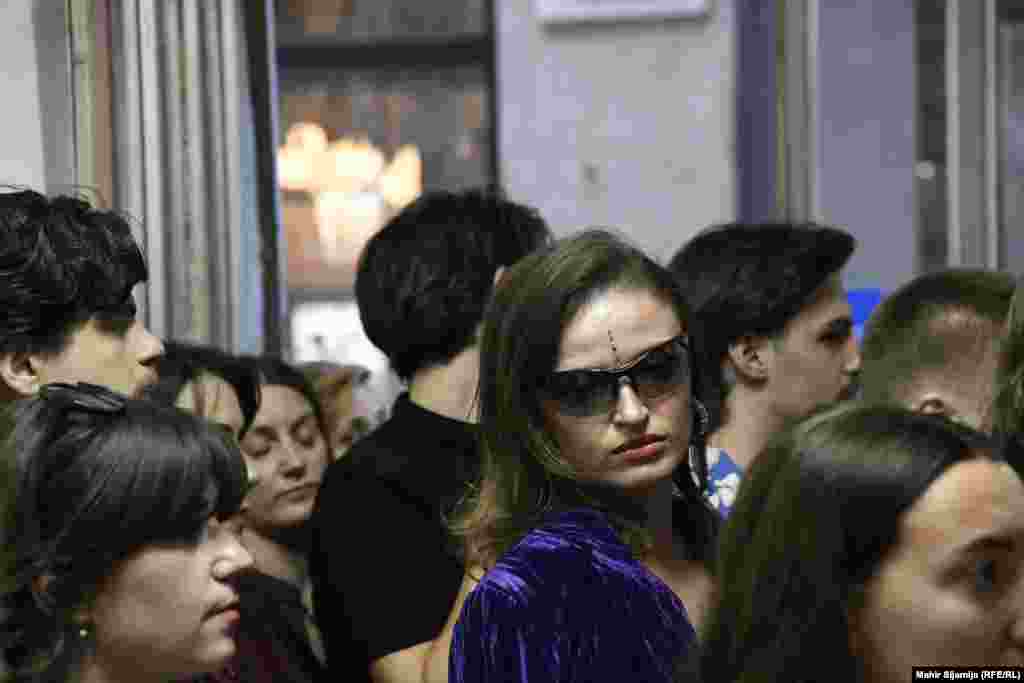 Artistët e Kosovës shumë rrallë ekspozojnë veprat e tyre në Bosnjë, për shkak të vizave që kërkohen për udhëtim. Kosova dhe Bosnjë e Hercegovina aplikojnë regjim vizash, pasi Bosnja nuk e njeh Kosovën si shtet të pavarur. Pranimi i njohjes është kundërshtuar nga zyrtarët serbë në shtet, përkatësisht nga anëtari serb i Presidencës së Bosnjë e Hercegovinës. &nbsp;