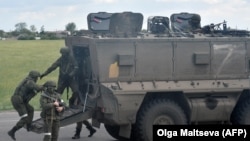 Российские военнослужащие на обочине дороги в Херсонской области 19 мая 2022 года на фоне продолжающихся военных действий России в Украине