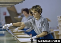 В упаковочном цехе на мебельной фабрике «Сведвуд Тихвин» в Тихвине (Ленобласть), дочерней компании шведской IKEA. Архивое фото.