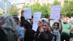 «Մինչև երեխեքը չգան, ոչ մի խաղաղություն». Խծաբերդում գերեվարվածների հարազատները Ռուսաստանի հյուպատոսարանի մոտ էին