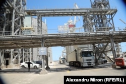 Fermierii români doresc să trimită grâul în port, pentru a fi exportat, cât mai repede după recoltă.