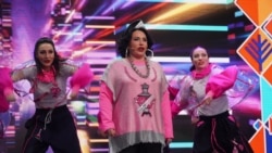 Російська артистка Надія Бабкіна у туніці «Гуляй, Росія» на фестивалі «Пісні Росії» у Керчі під час повномасштабного військового вторгнення Росії в Україну, 29 червня 2022 року