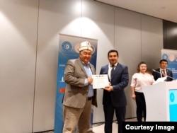 Эл аралык Түрк академиясынын вице-президенти Фузули Мажидли кыргыз тарыхчысы Тынчтыкбек Чоротегинге орток түрк тарыхы окуу китебин жакшыртууга арналган эл аралык семинарга үзүрлүү катышкандыгы үчүн алкыш кат тапшырууда. Стамбул, 18-май, 2022-жыл.