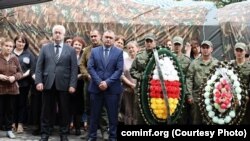 დე ფაქტო პრეზიდენტი ალან გაგლოევი უკრაინაში დაღუპული ცხინვალელი მებრძოლის დაკრძალვაზე.