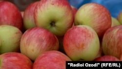 Яблоки на прилавке. Иллюстративное фото