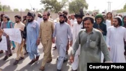 د افغانستان له خوست څخه بنو ته ستانه شویو د شمالي وزیرستان کډوالو د جون پر درېیمه نېټه په بنو کې د لاریون او احتجاج پر مهال وویل چې د دوی شمېر له اتو تر لسو زرو کورنیو دی او د بکاخېلو کېمپ ته هم نه پرېښودل کېږي.